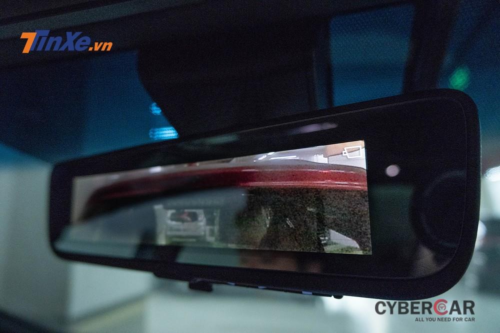 Điểm mới trong nội thất của Toyota Alphard 2019 chính là sự xuất hiện của trang bị kính chiếu hậu trong tích hợp màn hình quan sát bật/tắt bằng cách gạt cần phía dưới đáy gương