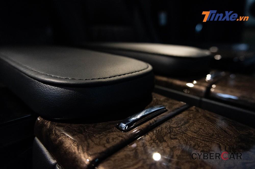 Vân gỗ bỏng bẩy phối với viền mạ bạc trang trí cùng ghế da hàng hiệu giúp khách hàng cảm nhận được cái chất “quý tộc” khi ngồi trên Toyota Alphard