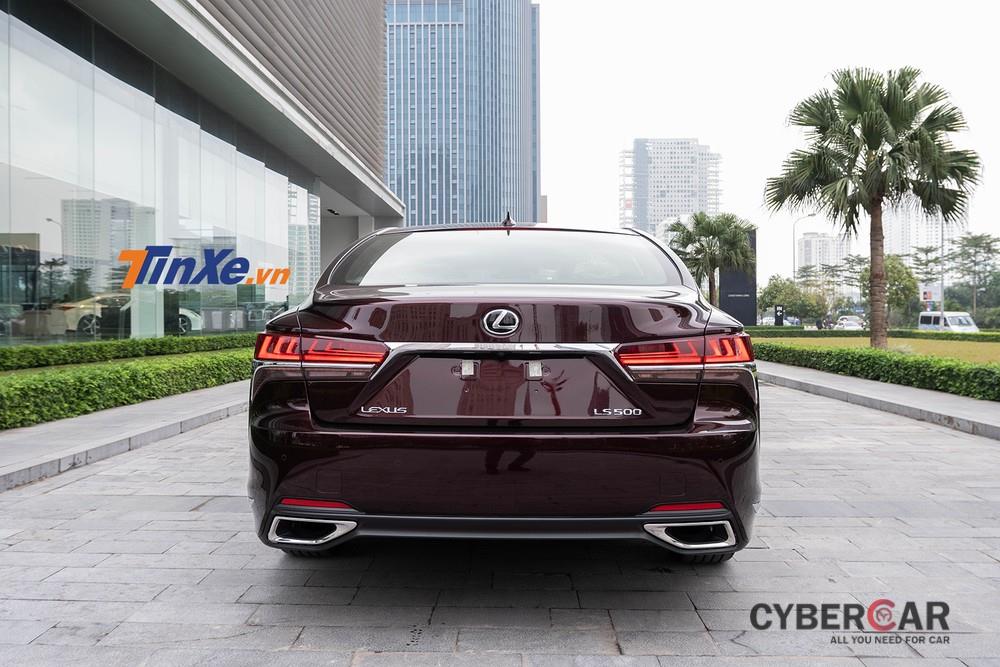 Tổng thể đuôi sau của Lexus LS 500 2019 vẫn nêu cao được tinh thần bề thế sang trọng