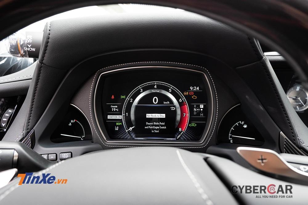 Giao diện cụm đồng hồ hiển thị thông tin của Lexus LS 500 2019 khá dị với ốp da ngăn cách giữa 3 màn hình