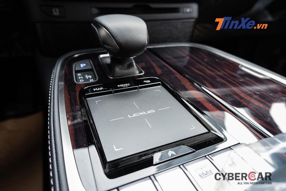 Điều khiển cảm ứng Remote Touch Interface đặt ngay dưới cần số giúp người lái dễ dàng sử dụng