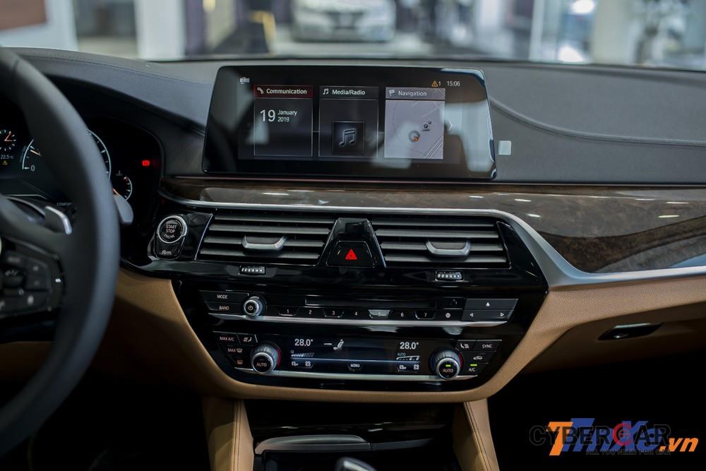 Cụm màn hình trung tâm với nhiều tính năng kết nối đa phương tiện. Ngay bên dưới là hệ thống điều hoà tự động 4 vùng độc lập với khả năng toả hương thơm đặc trưng của BMW.