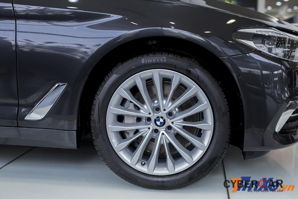 BMW 530i được trang bị bộ vành đa chấu cùng lốp kích thước 245-45/R18.