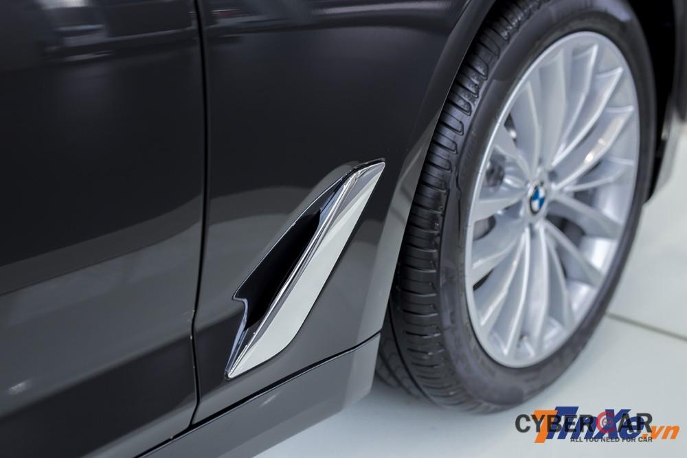Có thể dễ dàng nhận ra khe thoát gió bánh trước được mạ crome sáng bóng trên BMW 530i. Điều này góp phần đưa chỉ số cản gió của mẫu xe naỳ xuống mức 0,22Cd.