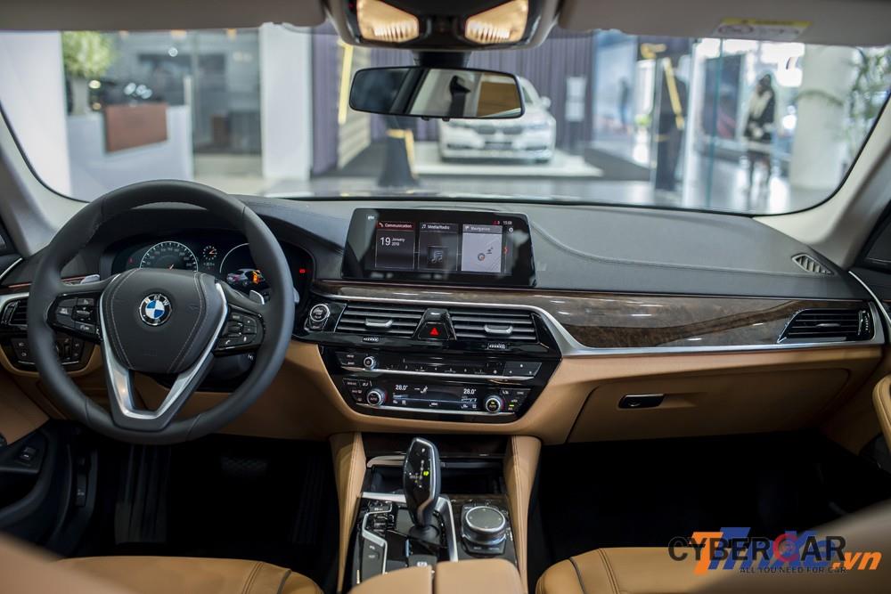 Sự trang trọng, lịch sự có thể dễ dàng nhìn thấy bên trong không gian nội thất của BMW 530i.