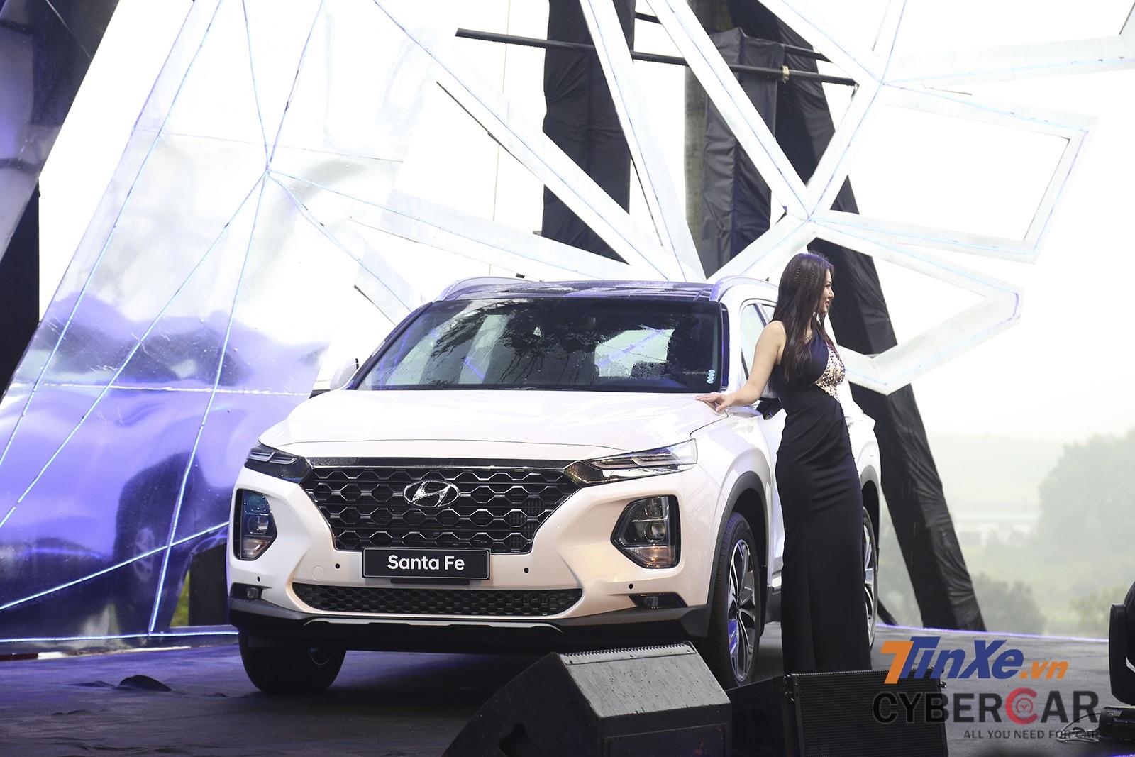  Hyundai Santa Fe 2019 là một trong những cái tên “hot” trong những tháng cuối năm 2018, đầu 2019
