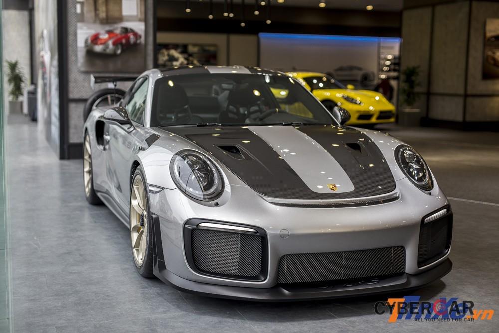 Một trong hai chiếc xe Porsche 911 GT2 RS được nhập khẩu chính hãng về Việt Nam.