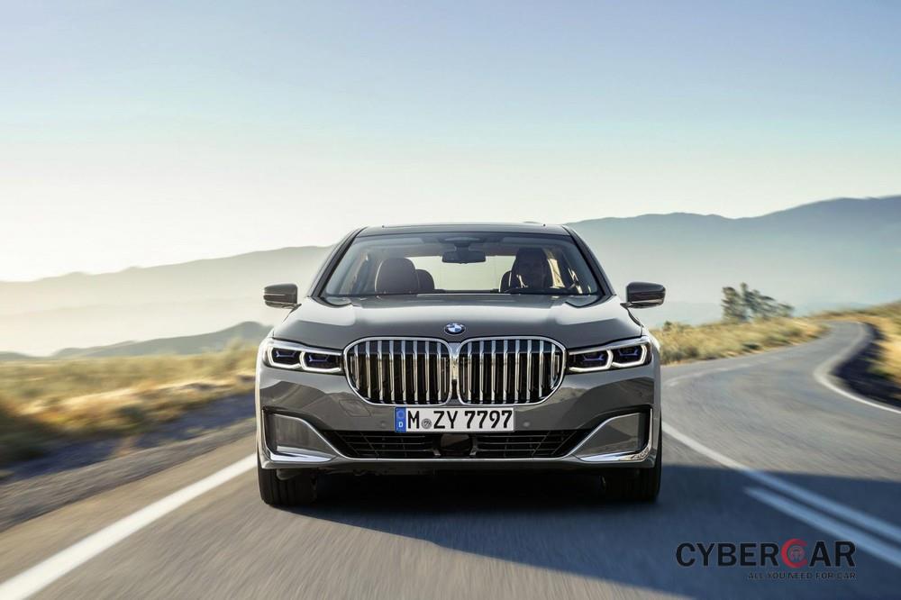 BMW 7-Series 2020 được trang bị lưới tản nhiệt cỡ lớn và gây tranh cãi không ít