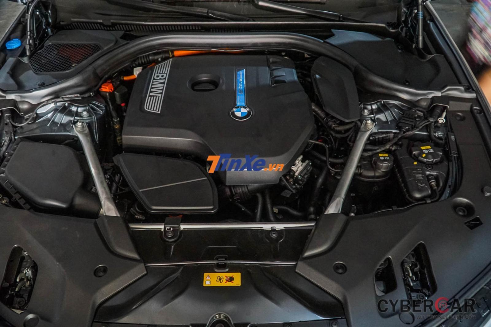 Hệ truyền động của chiếc BMW 530e 2019 độc nhất Việt Nam được sử dụng động cơ plug-in hybrid, kết hợp giữa máy xăng và mô-tơ điện 