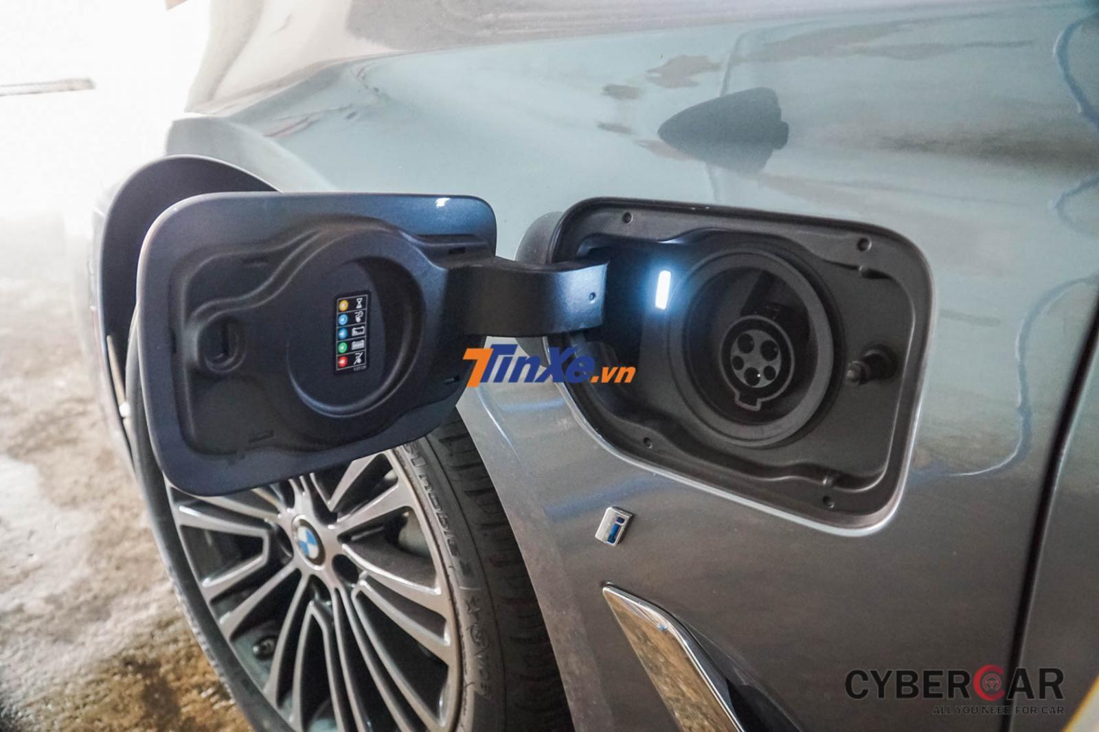 Cổng sạc điện cho chiếc BMW 530e 2019 đặt hẳn bên hông xe giúp chủ nhân dễ dàng cắm sạc