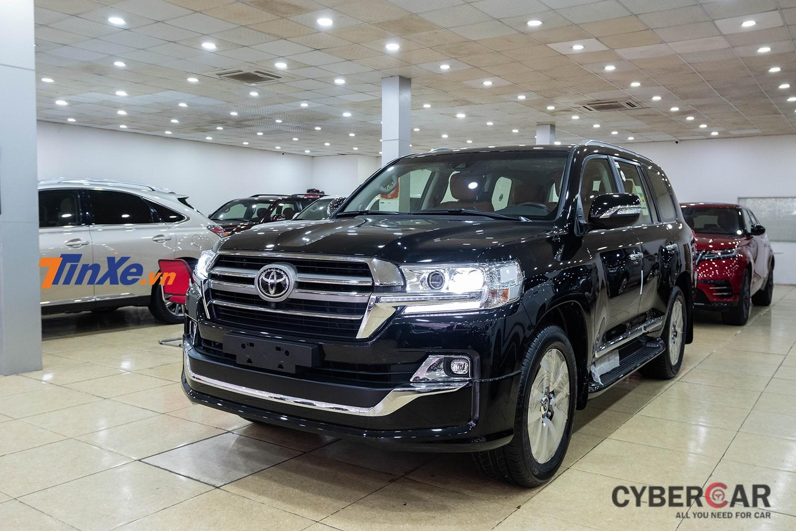Toyota Land Cruiser VXR 2019 độ MBS từ 7 chỗ xuống còn 4 chỗ mới được một cơ sở nhập khẩu xe tư nhân đưa về Việt Nam