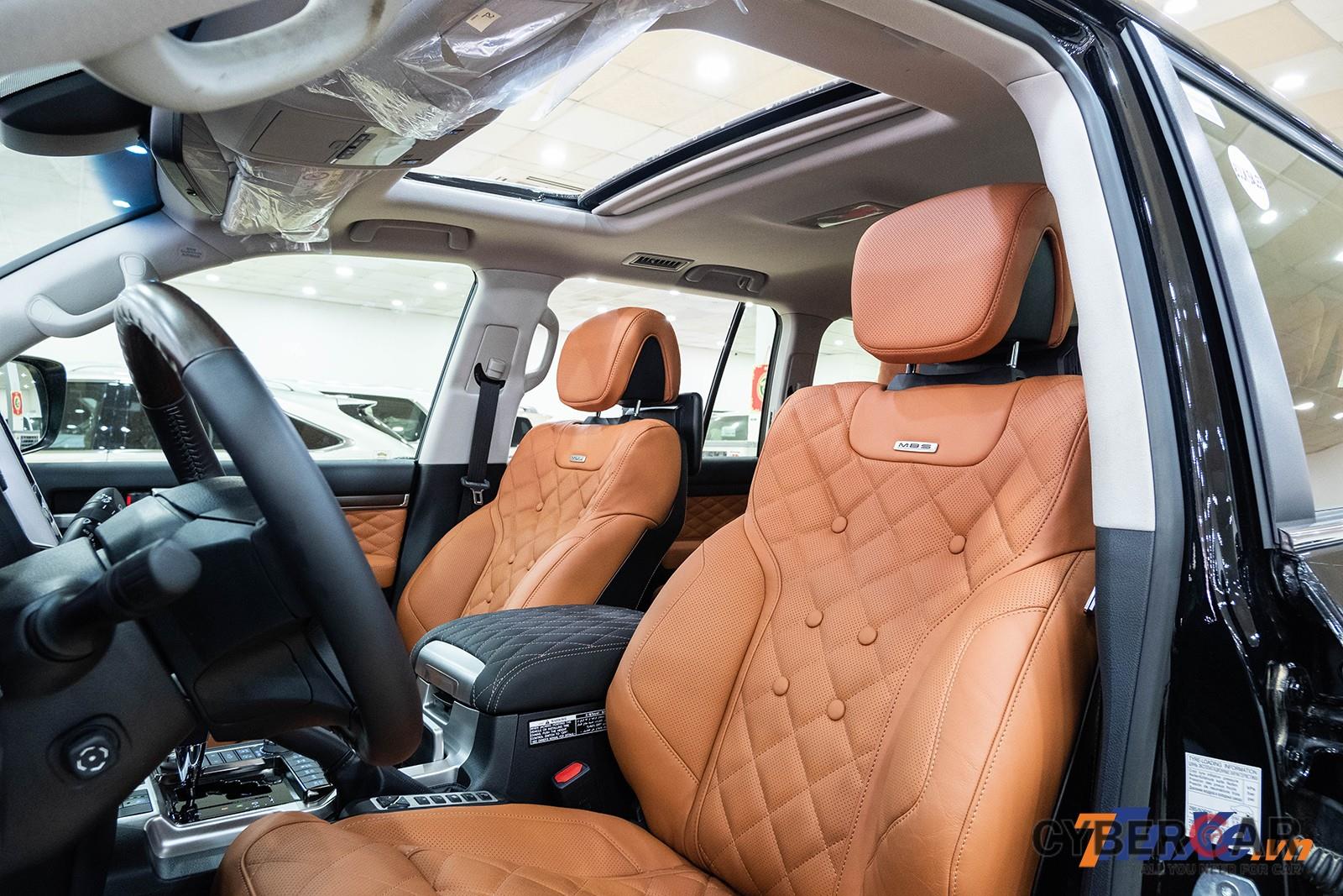Ghế bọc da Nappa màu nâu được MBS độ cho Toyota Land Cruiser VXR được dập lỗ, thêu hình quả trám điểm xuyết bằng một số khuy tròn khá giống phong cách của những chiếc Bentley