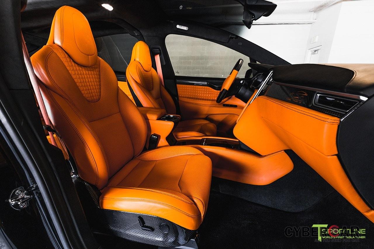 Không gian nội thất của chiếc Tesla Model X Limited Edition T Largo thứ 7/20 chiếc được sản xuất thế giới mang màu cam chủ đạo