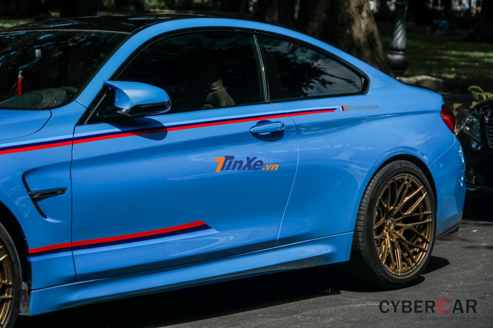 Ngoại hình chiếc BMW M4 F82 Coupe màu xanh Yas Marina Blue này còn được chủ nhân trang trí thêm các sọc màu đỏ, xanh dương đậm và xanh