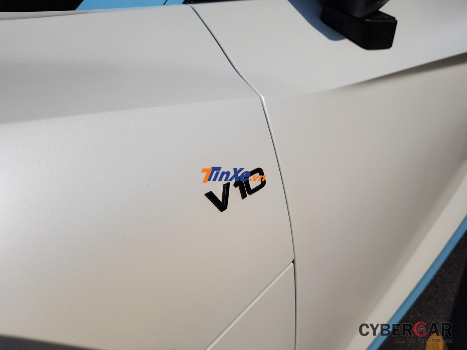 Để tạo điểm nhấn cho bộ áo mới 2 tông màu trắng mờ và xanh nhạt, Cường Đô la đã cho các chi tiết như logo V10 bên hông xe
