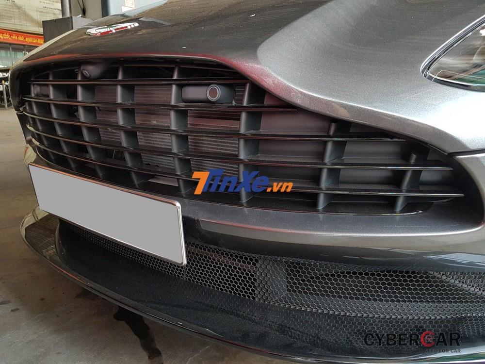 Lưới tản nhiệt mở rộng hơn so với Aston Martin DB9