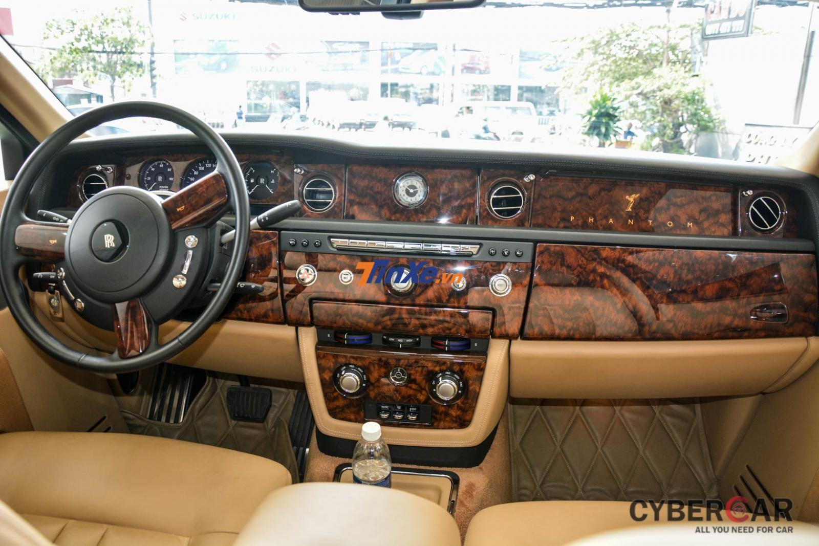 Cận cảnh nội thất của Rolls-Royce Phantom Series II đang được rao bán
