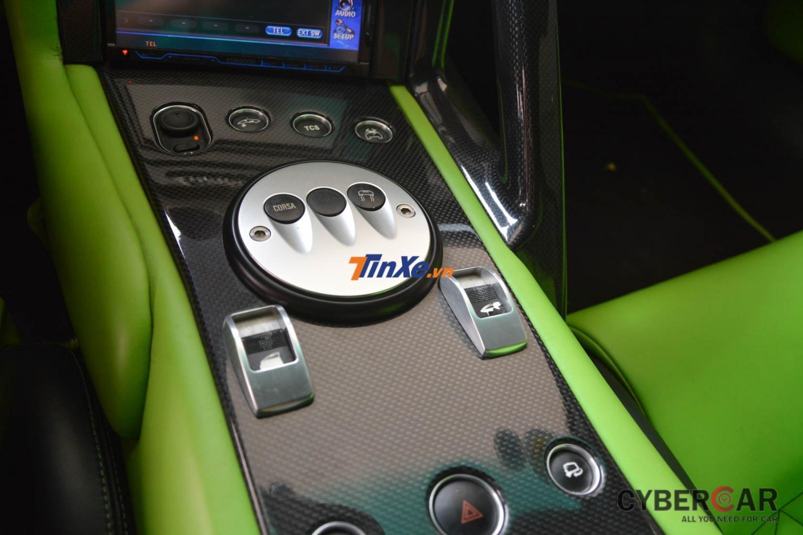  Cận cảnh bảng điều khiển trung tâm của Lamborghini Murcielago LP640 mang màu sơn xanh cốm