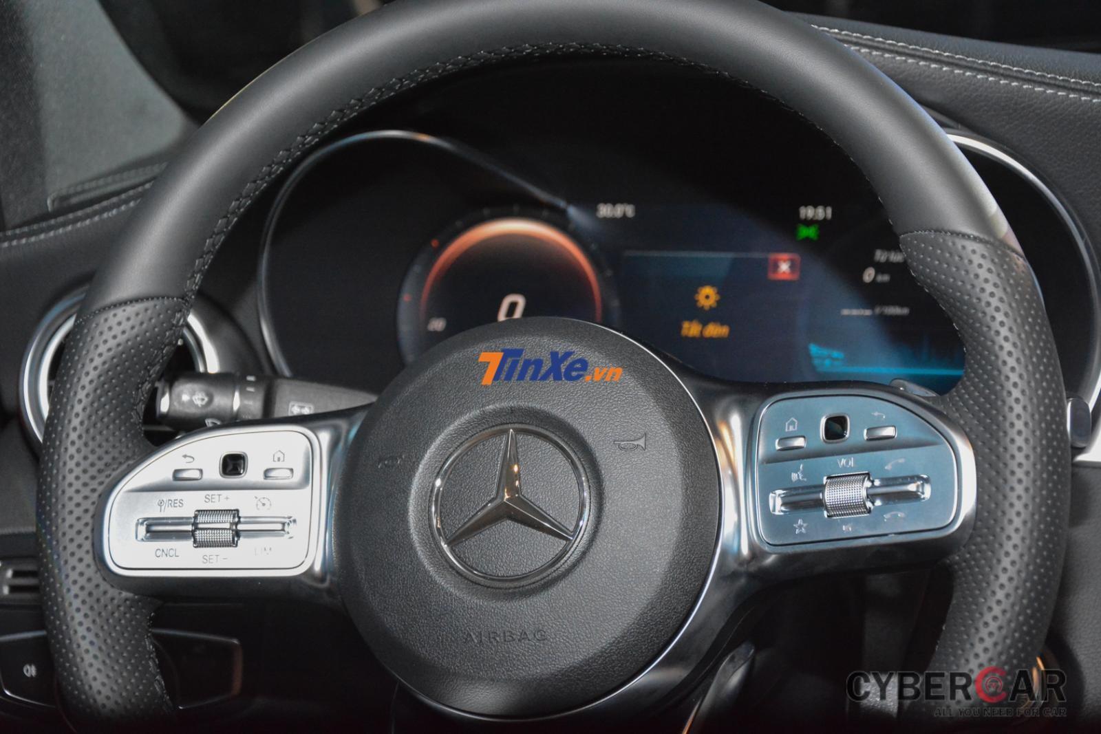Vô-lăng có thêm 2 nút điều khiển cảm ứng trên tay lái và tích hợp cả ga tự động hay giới hạn tốc độ