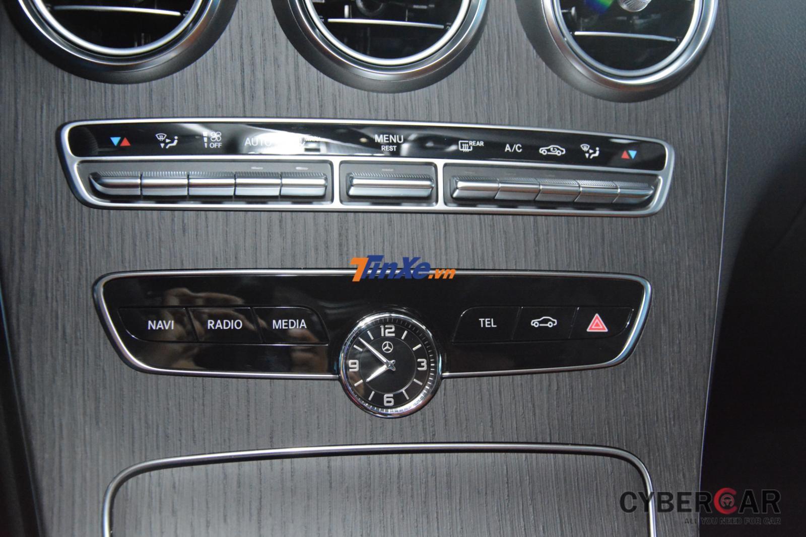 Vị trí đồng hồ xem giờ của Mercedes-Benz C300 AMG 2019 nằm ở bảng điều khiển trung tâm