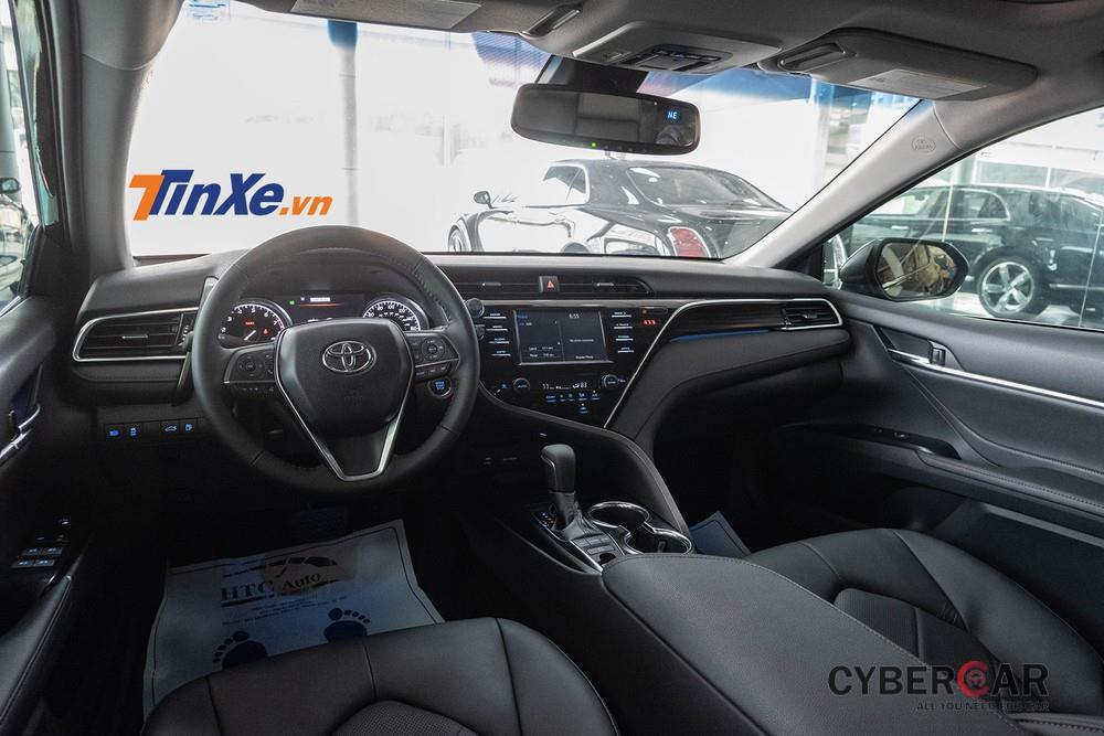 Tổng thể nội thất của Toyota Camry 2019 sang trọng với các chi tiết bọc da và ốp nhựa giả gỗ
