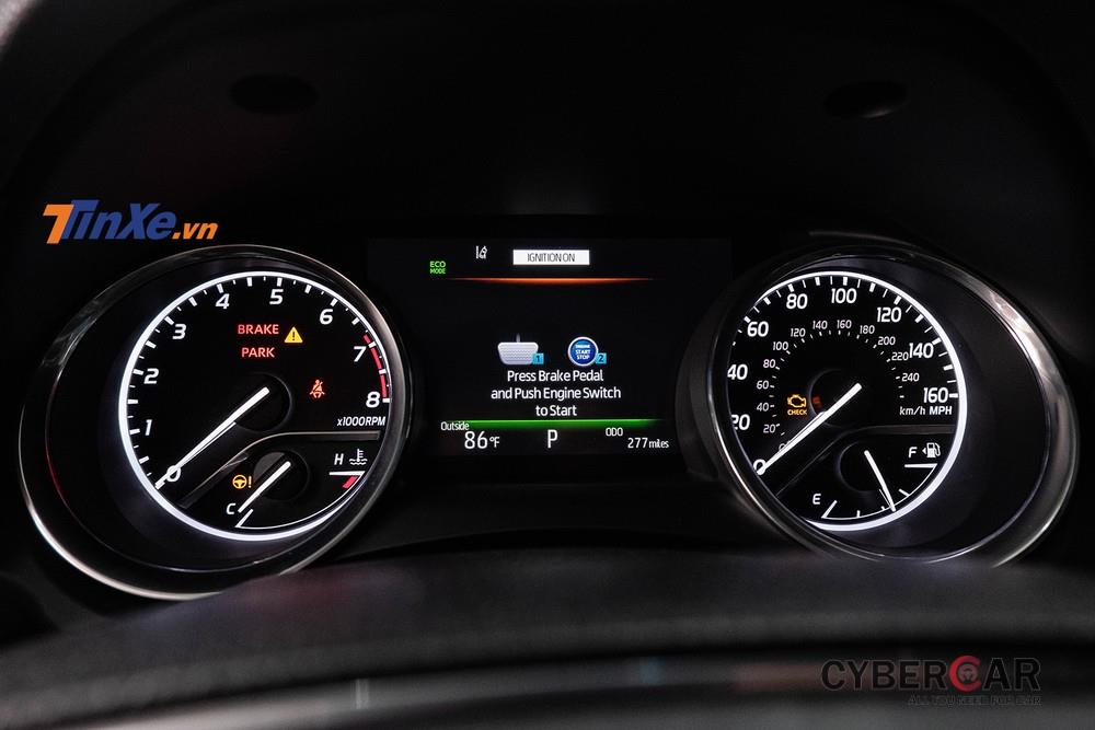 Cung cấp thông tin cho người lái gồm 2 đồng hồ dạng analogue truyền thống kết hợp với màn hình LCD đặt chính giữa