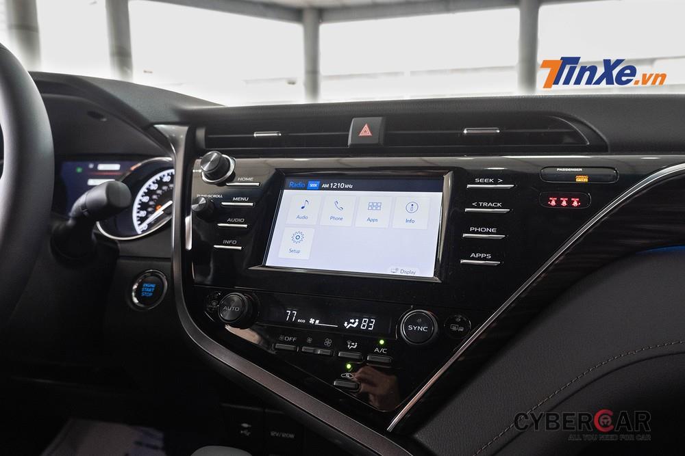 Đáng tiếc rằng màn hình trung tâm có kích cỡ hơi nhỏ chỉ 8 inch, bù lại xe được trang bị hệ thống âm thanh JBL 9 loa cùng hệ thống giải trí Toyota Entune 3.0 có giao diện thân thiện, dễ dùng