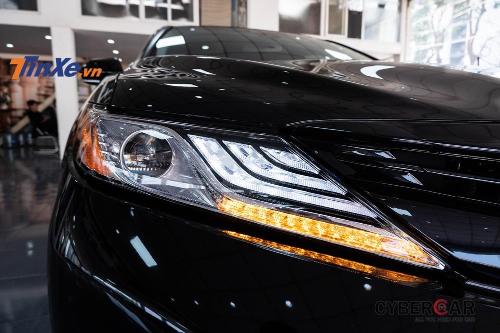 Cụm đèn chính sắc sảo với những đường nét góc cạnh dứt khoát, bên trong là đèn pha LED, dải đèn LED định vị ban ngày tạo hình chữ L xếp chồng lên nhau không khỏi liên tưởng đến những mẫu xe Lexus, phía bên dưới là dải đèn xi-nhan