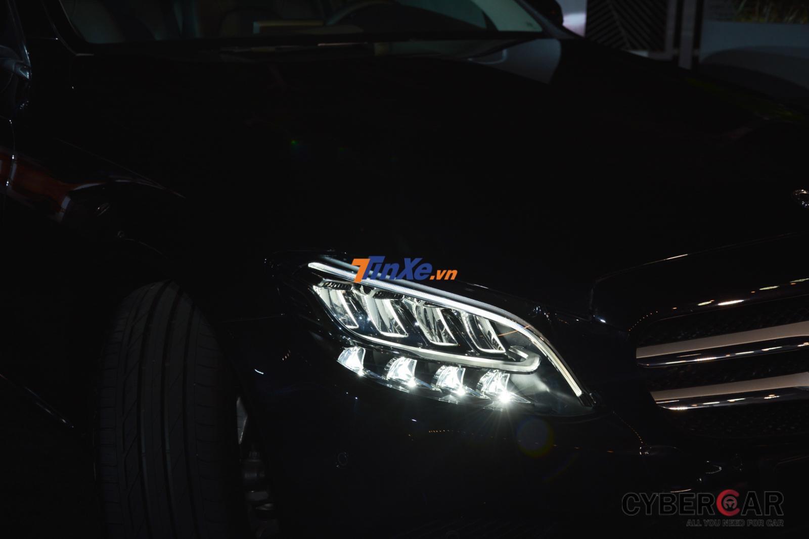 Đèn pha LED trên Mercedes-Benz C200 2019