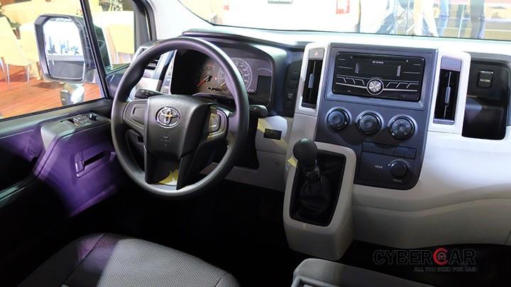 Nội thất bên trong Toyota Hiace 2019 bản Commuter Deluxe
