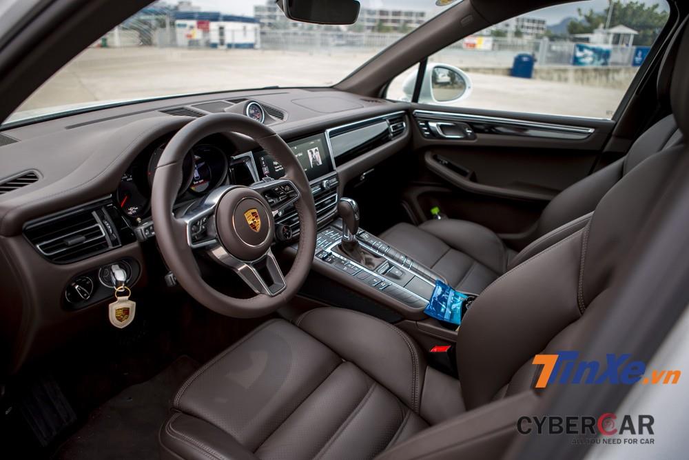 Bên trong Porsche Macan S 2019 là không gian nội thất được bọc da cao cấp cùng nhiều chi tiết mạ benzel, crome tạo điểm nhấn nổi bật.