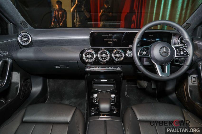 Nội thất bên trong Mercedes-Benz A200 Progressive Line 2019