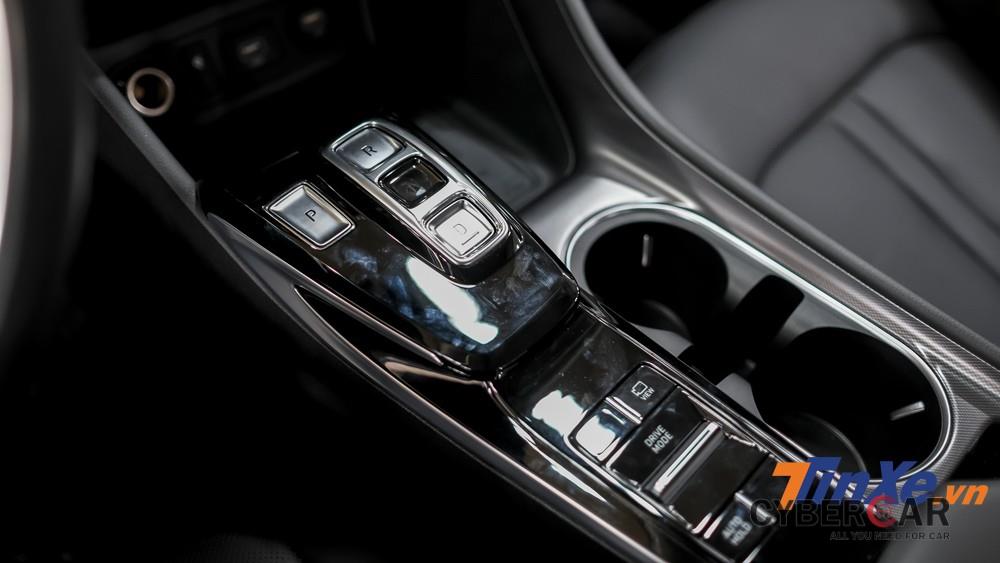 Ở bệ tì tay trung tâm, có thể nhìn thấy nút bấm chuyển số điện tử khá lạ mắt của Hyundai Sonata 2019. Thêm vào đó, người lái xe còn có thể chuyển các chế độ lái thông qua nút gạt Drive Mode.