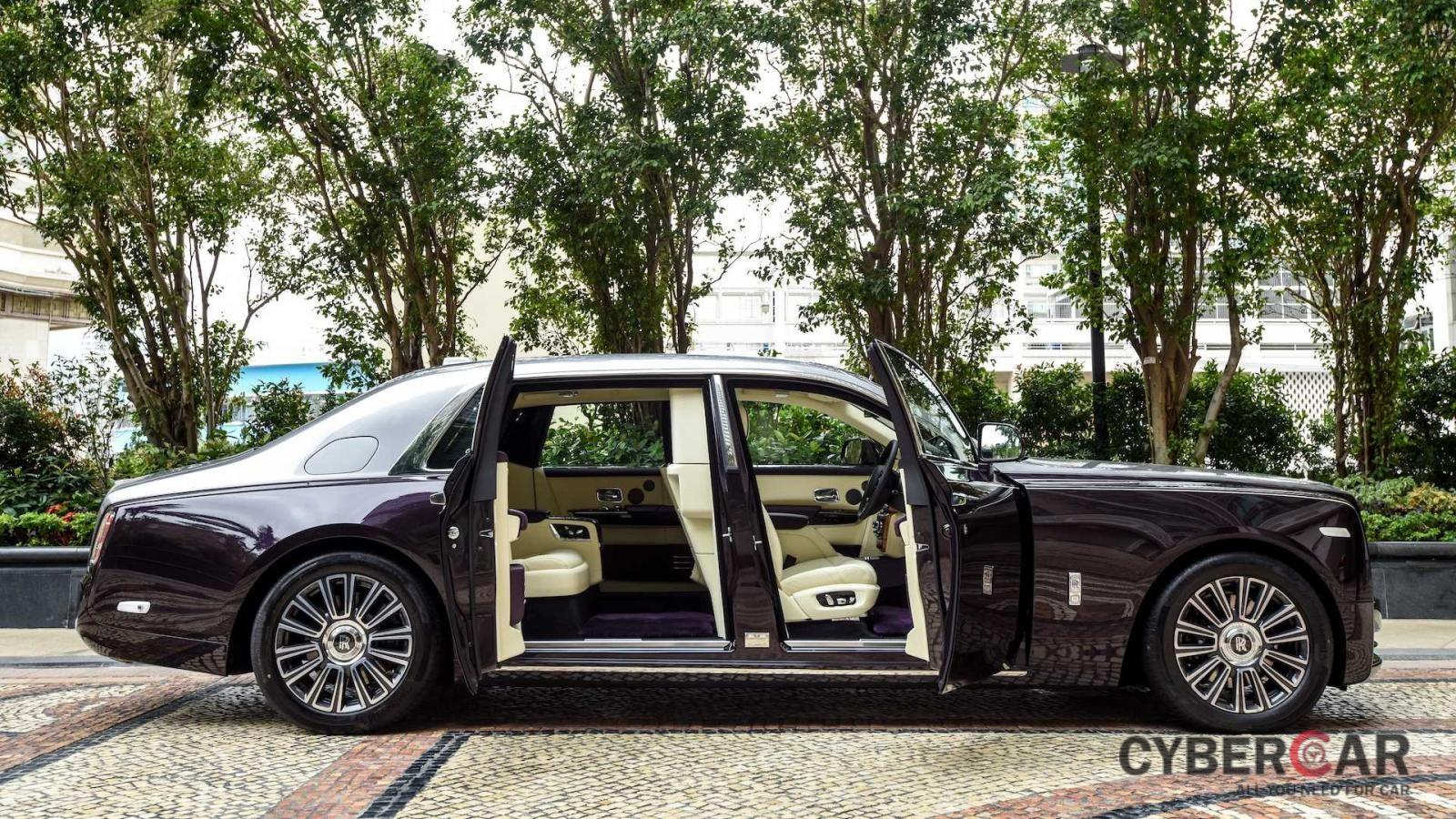 Rolls-Royce Phantom VIII hàng thửa của đại gia Hồng Kông với vách ngăn riêng tư hàng ghế sau