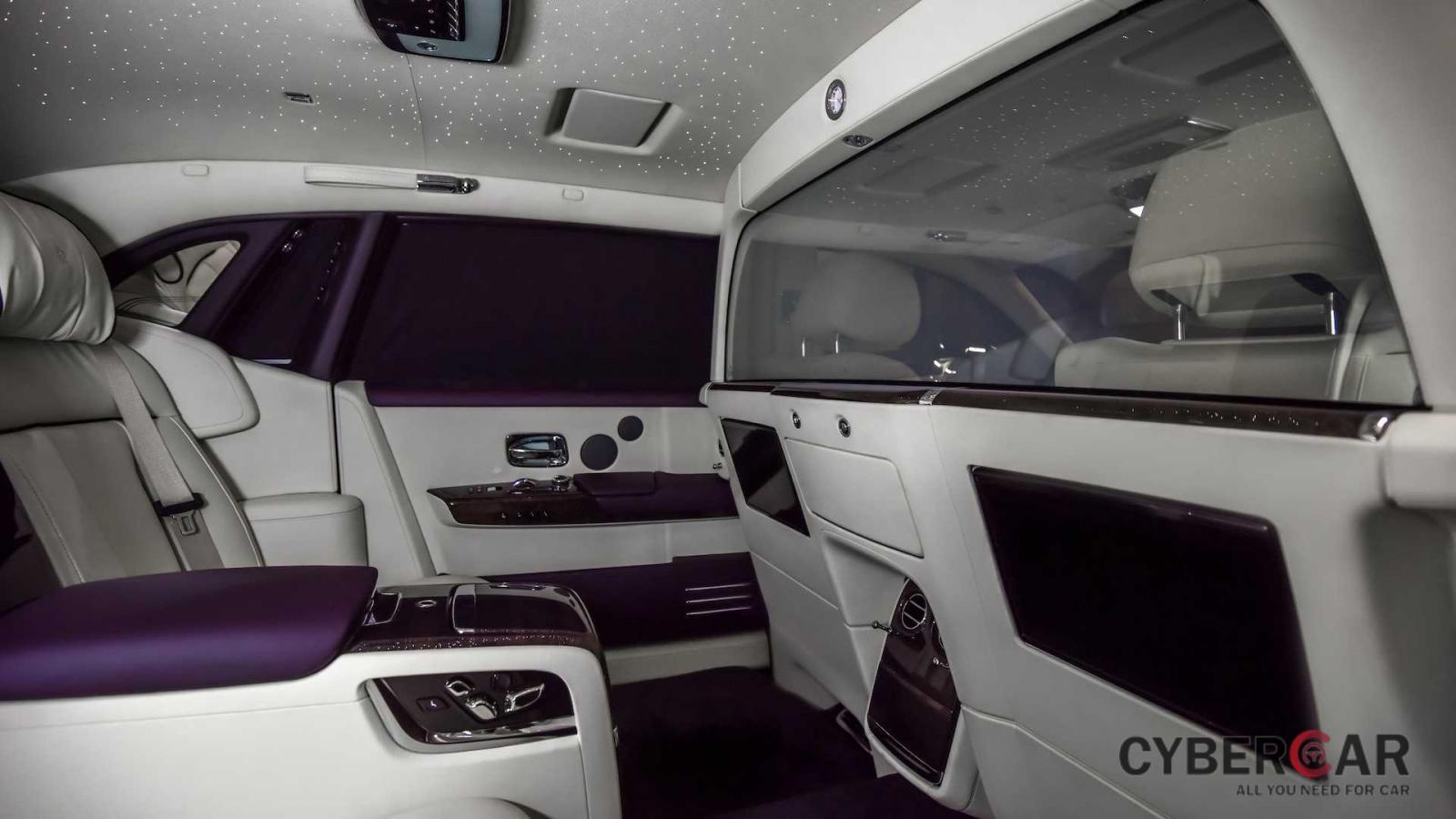 Hàng ghế sau của xe siêu sang Rolls-Royce Phantom VIII Privacy Suite được trang bị thêm vách ngăn bằng kính có thể đổi màu từ trong suốt
