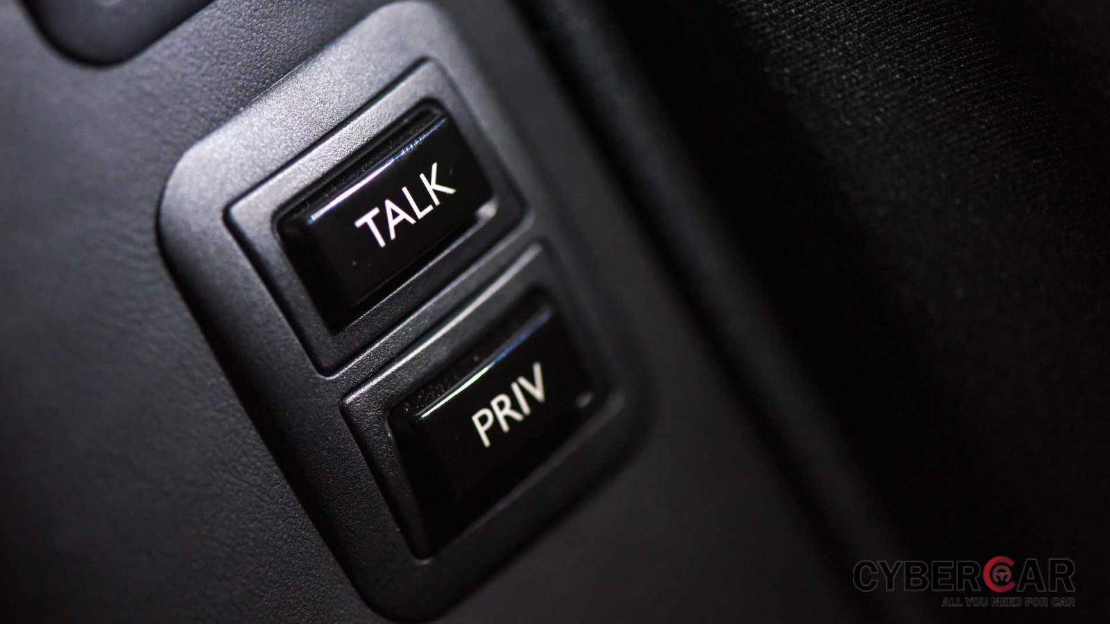 Muốn liên lạc với tài xế chủ nhân chỉ cần sử dụng điện thoại nội bộ được trang bị sẵn nút bấm bên trong xe