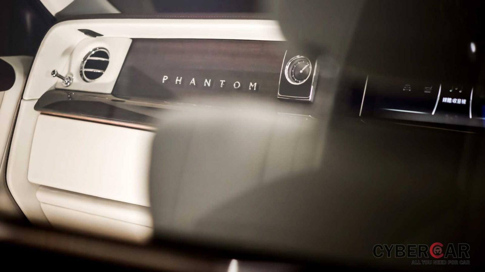 Chiếc Rolls-Royce Phantom VIII Privacy Suite này có giá 41,3 tỷ đồng ở Hồng Kông