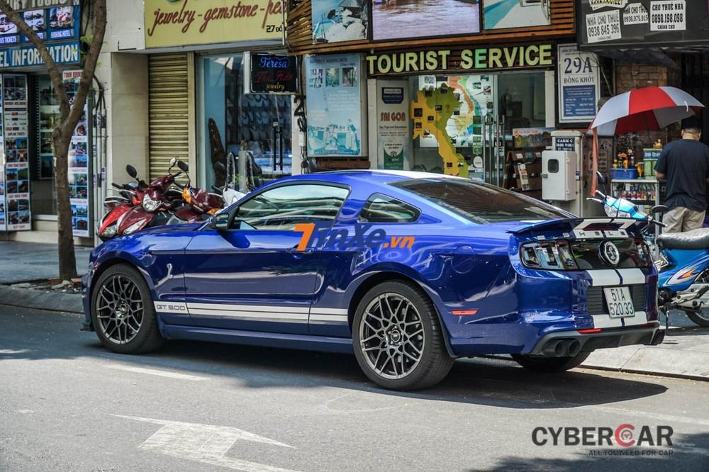 Ford Mustang Shelby GT500 trên đường phố Sài thành