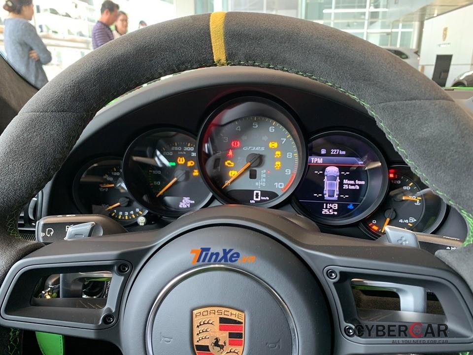 Cận cảnh bảng đồng hồ của siêu xe Porsche 911 GT3 RS 2019