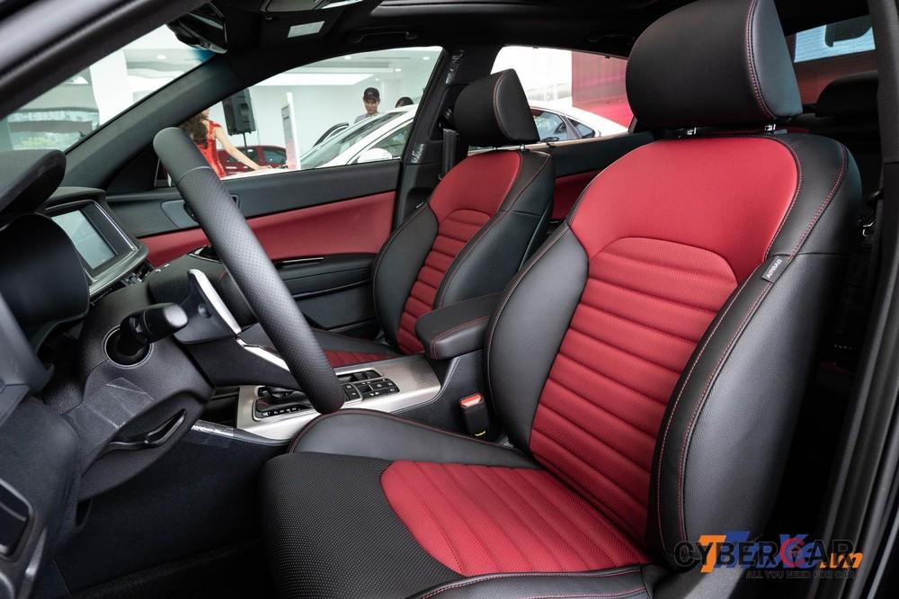 Ghế trên bản 2.4 GT-Line có thiết kế thể thao cùng chất liệu da cao cấp màu đỏ khá bắt mắt