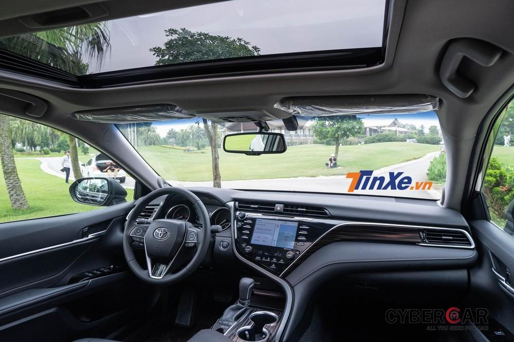 Tổng thể nội thất của Toyota Camry 2019 thêm phần trẻ trung, hiện đại, cửa sổ trời xuất hiện trên bản 2.5Q