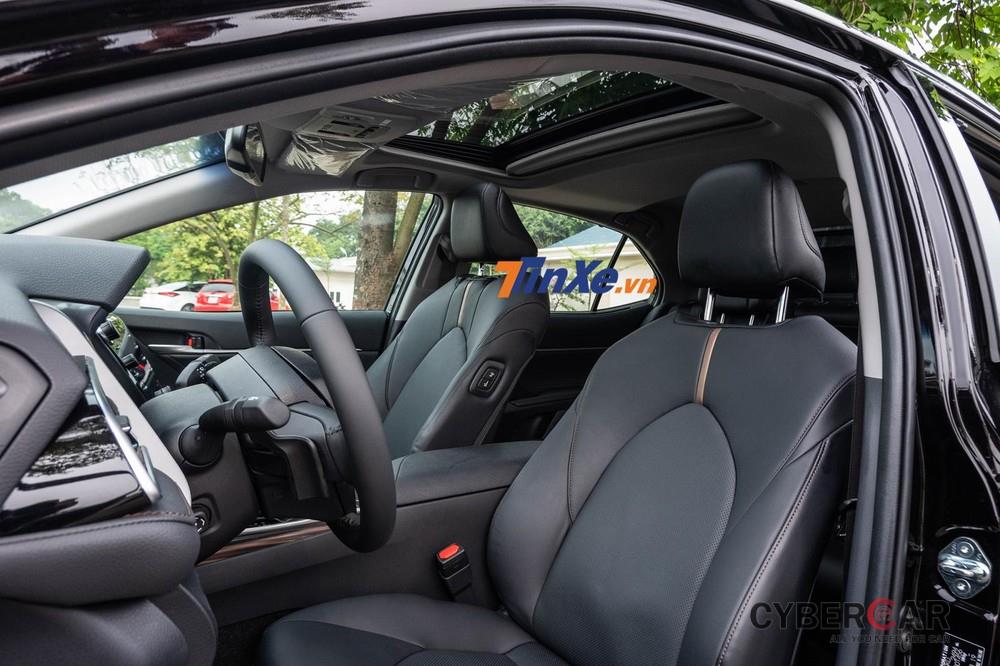 Nếu lựa chọn màu sắc nội thất là màu đen, hàng ghế trên Toyota Camry 2019 sẽ nổi bật hơn với viền trang trí có màu vàng kim loại nằm ở chính giữa