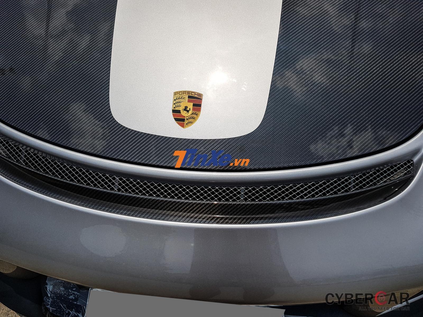 Porsche 911 GT2 RS Weisach sẽ có nắp capô bằng carbon với 2 sọc rất cá tính