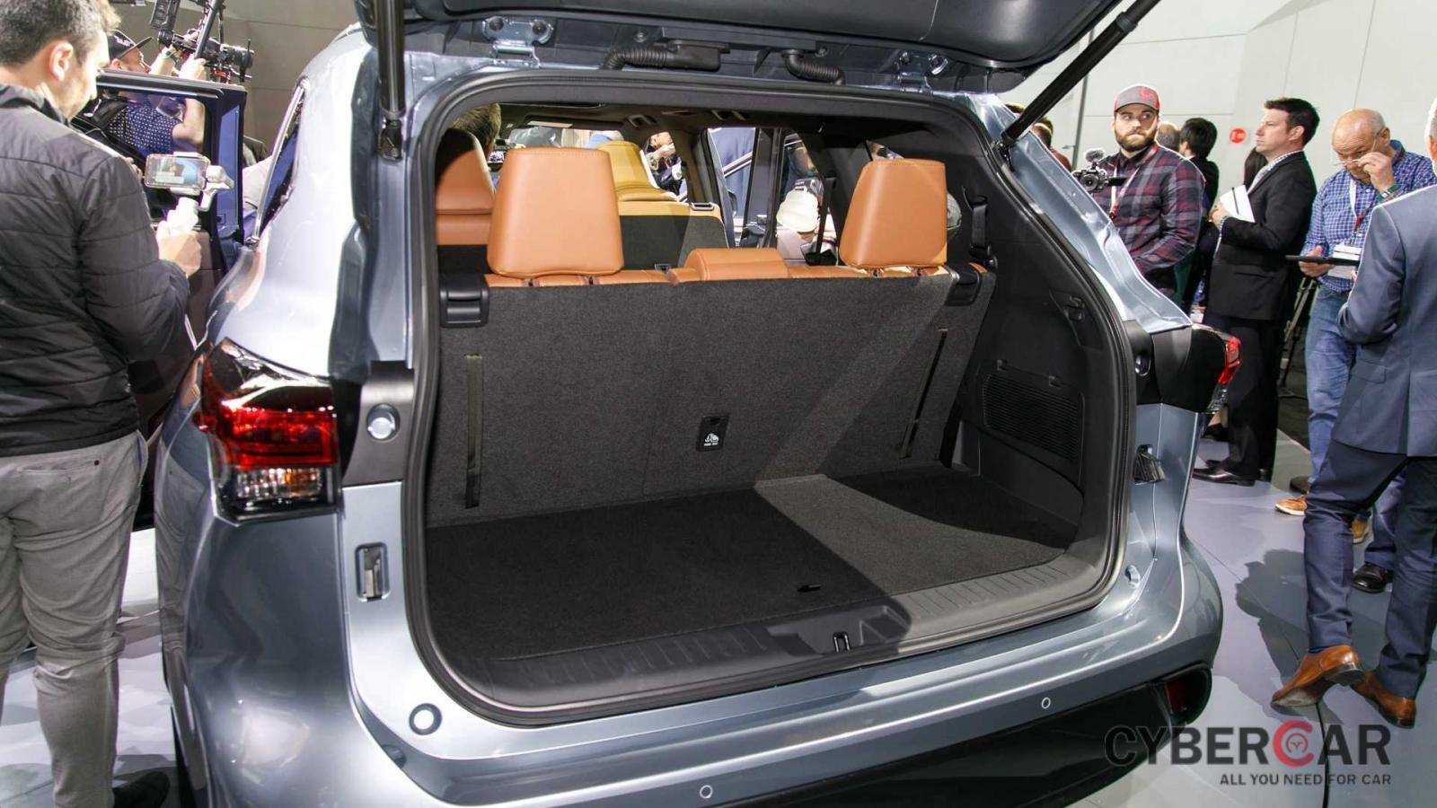 Khoang hành lý của Toyota Highlander 2020 khi 2 hàng ghế sau gập xuống