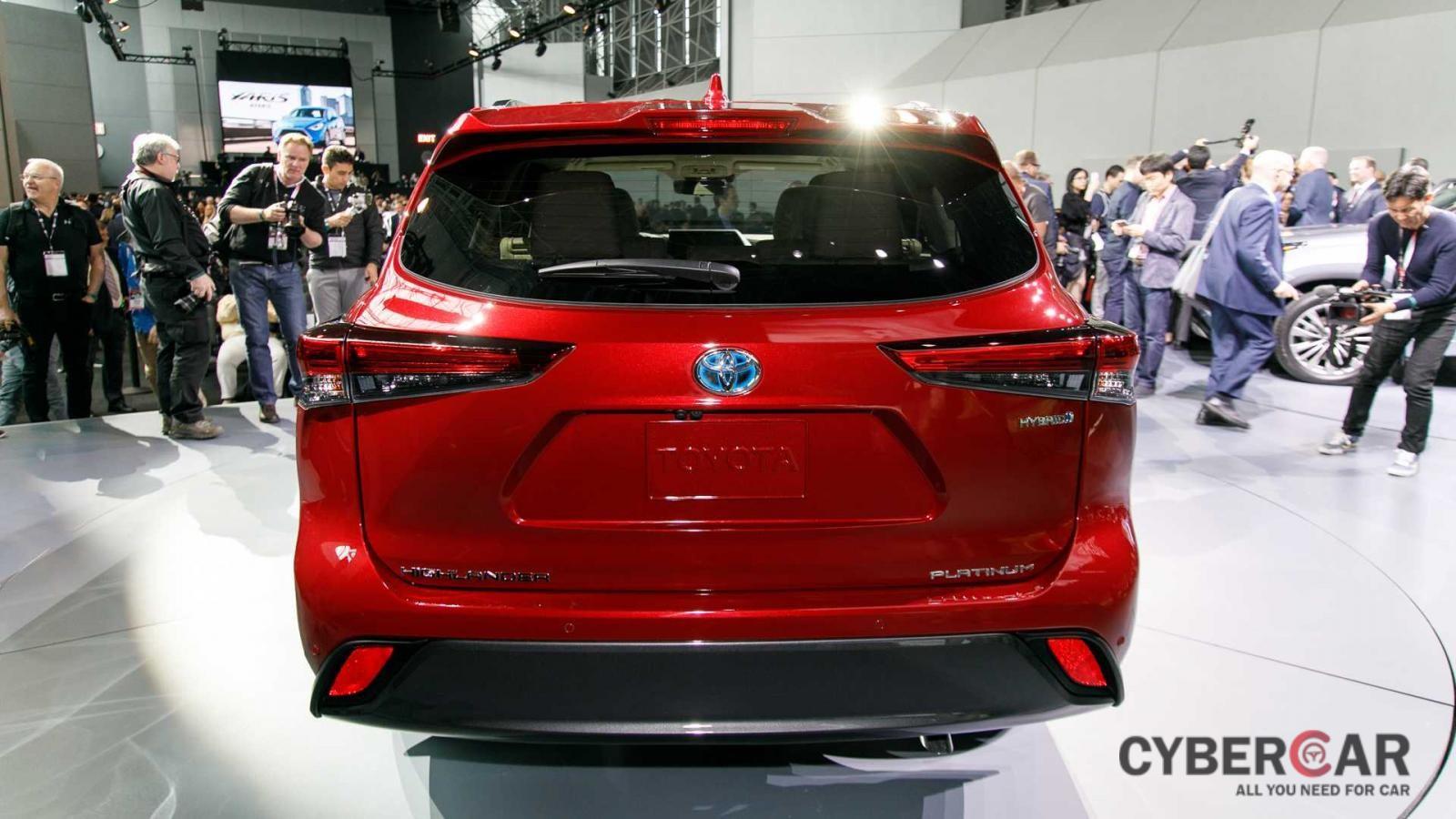 Thiết kế đuôi xe của Toyota Highlander 2020 gợi liên tưởng đến xe Lexus