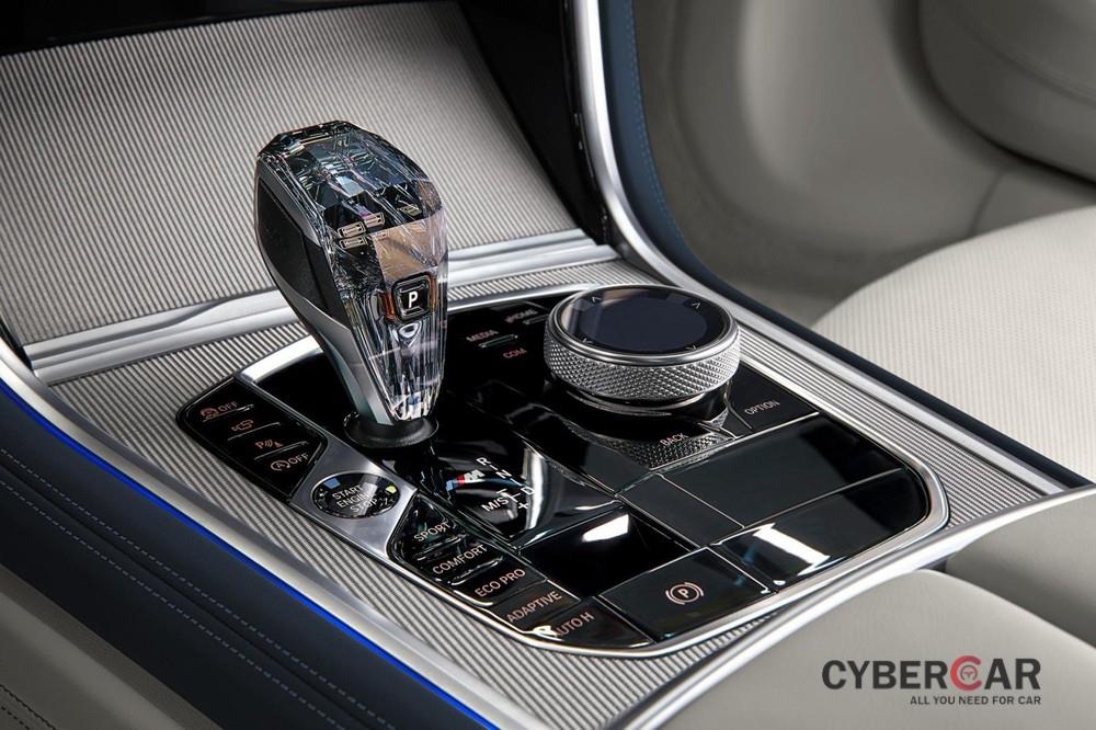 Cụm điều khiển trung tâm của BMW 8-Series Gran Coupe 2020 với cần số pha lê đẹp mắt