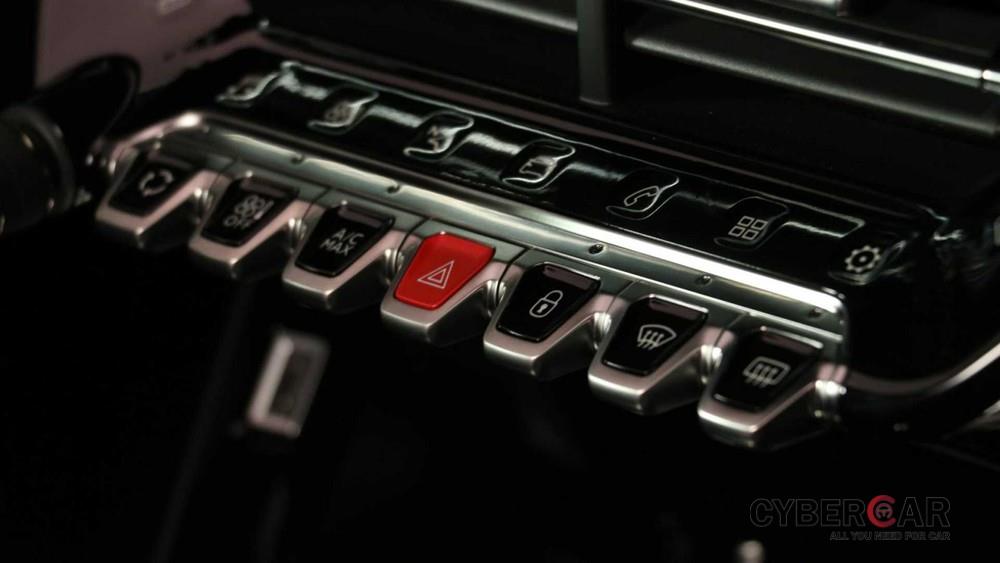 Các nút bấm gợi liên tưởng đến phím đàn piano khá đặc trưng của xe Peugeot trong thời gian gần đây