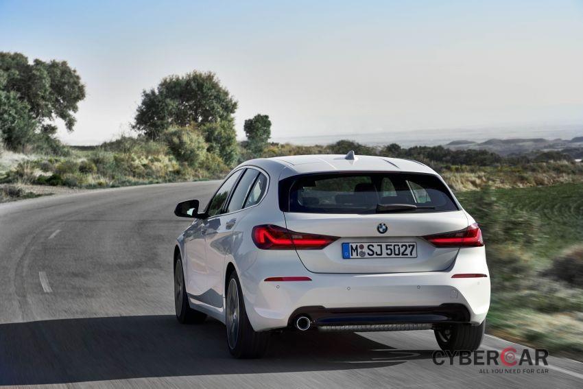 Thiết kế đuôi xe của BMW 1-Series 2020 với đèn hậu thanh mảnh hơn