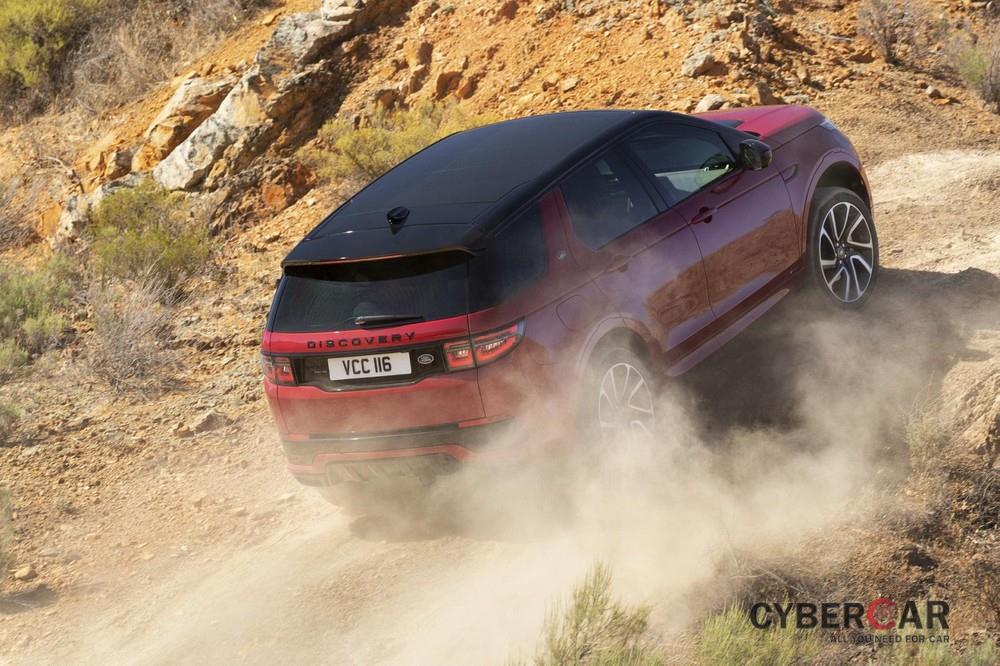 Land Rover Discovery Sport 2020 được trang bị các hệ thống động cơ mild hybrid lấy từ Evoque thế hệ mới