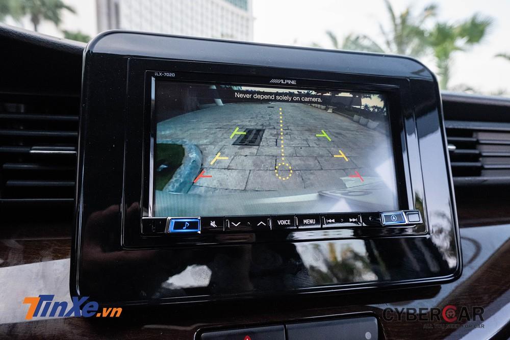 Màn hình cảm ứng của Suzuki Ertiga 2019 được tích hợp camera lùi, ngoài ra còn có Apple CarPlay